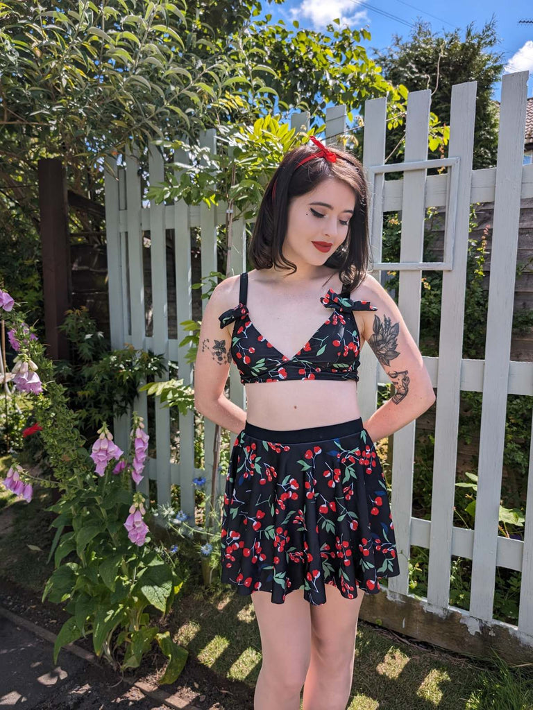 Maillot de bain noir à col en V et nœud cerise des années 1950