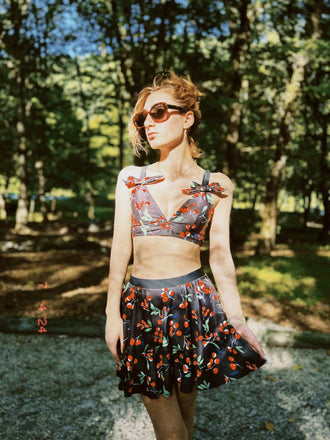 Maillot de bain noir à col en V et nœud cerise des années 1950