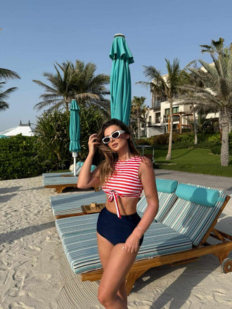 Maillot de bain à rayures à lacets rouge et bleu des années 1970