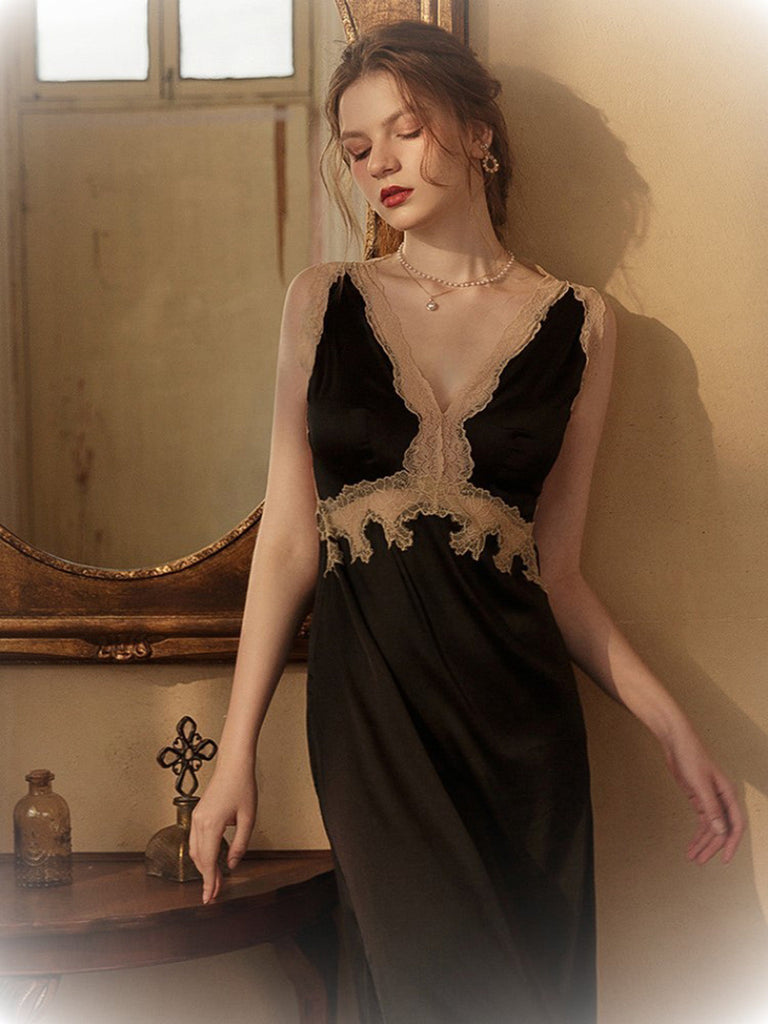 Pyjama en satin dos nu à col en V et dentelle des années 1950