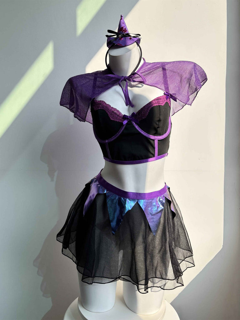 Ensemble de lingerie violet foncé avec cape en dentelle de sorcière et jupe années 1980