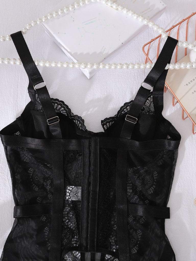Ensemble lingerie nuisette transparente en dentelle et porte-jarretelles années 1950