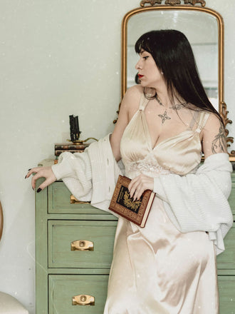 Chemise de nuit en satin et dentelle champagne des années 1930