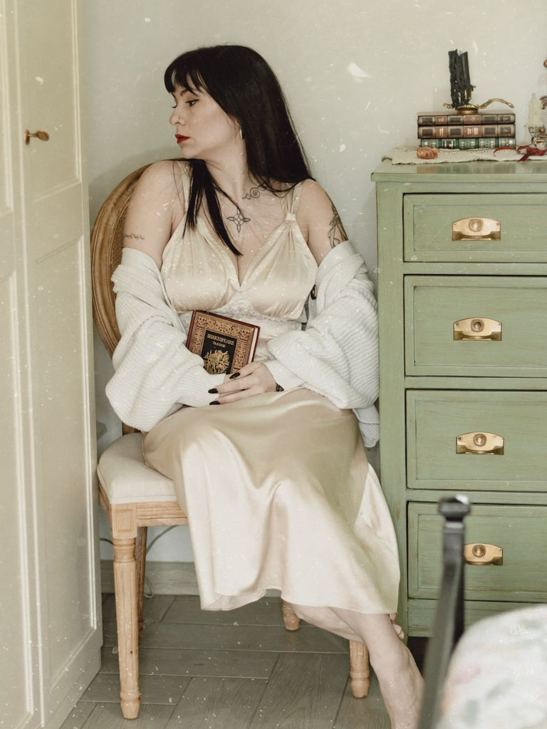 Chemise de nuit en satin et dentelle champagne des années 1930