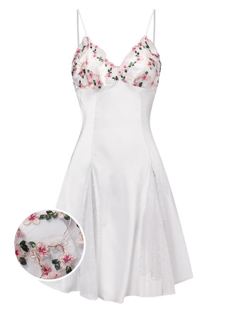 Chemise de nuit en satin à bretelles spaghetti en dentelle des années 1960