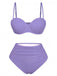 Ensemble bikini violet sur fond blanc