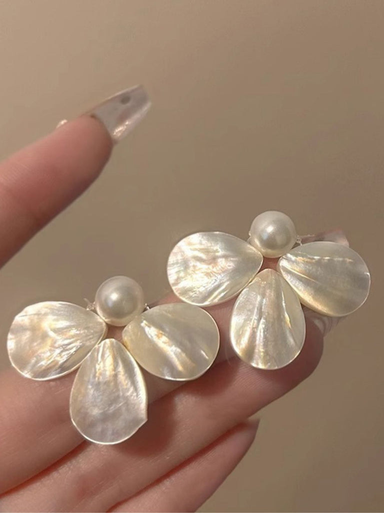 Boucles d'Oreilles Puces Fleur en Résine Perlée Blanches 2