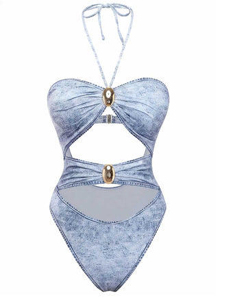 Un maillot de bain une pièce bleu clair imprimé denim, doté d'un col halter, de multiples découpes sur le devant et d'ornements métalliques dorés.