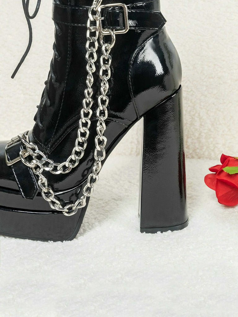 Bottes gothiques talons hauts vernis noir et ornées de chaînes