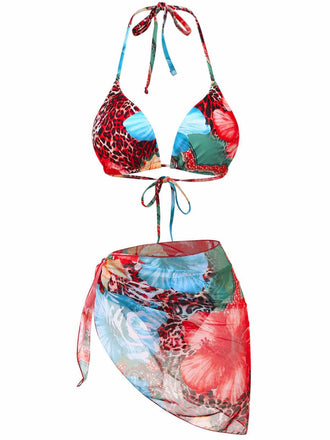 Un ensemble de maillot de bain trois pièces éclatant, composé d'un haut de bikini triangle et d'un paréo assorti, dans un mélange de taches léopard rouges et d'imprimés floraux tropicaux bleus.