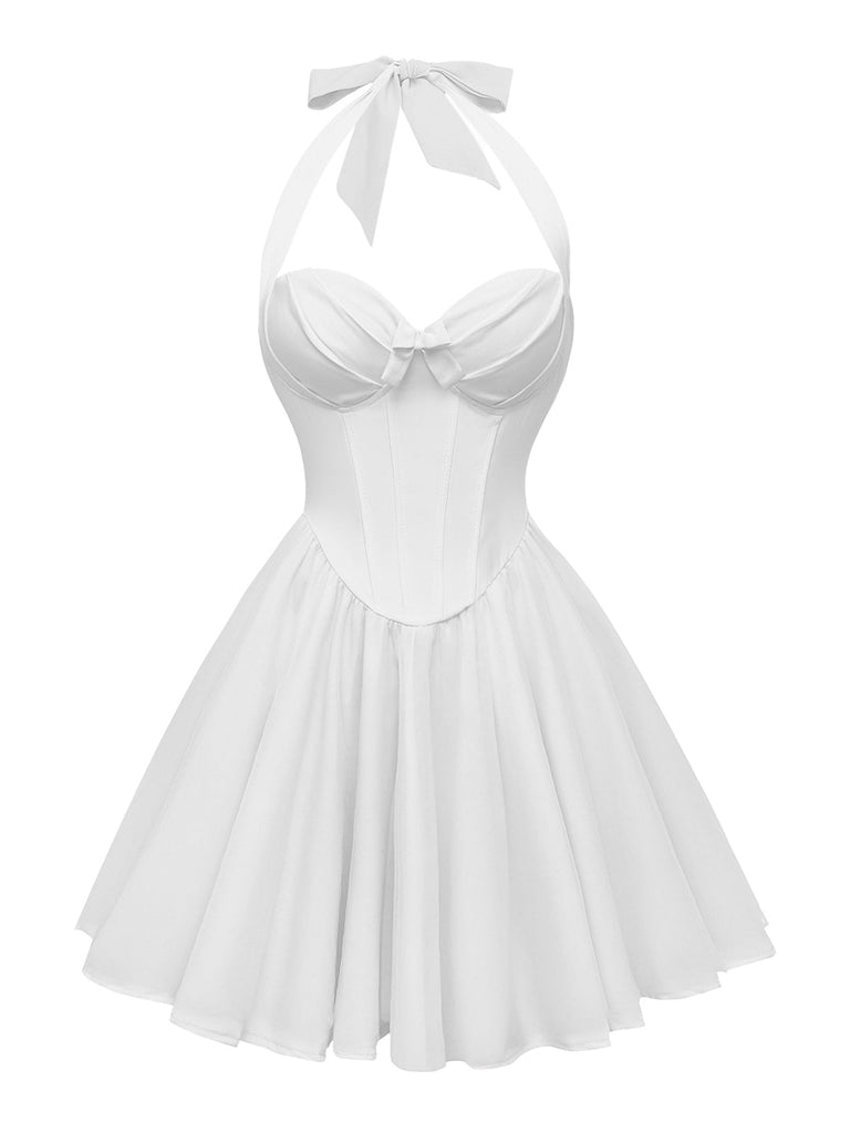 Robe blanche dos nu avec détail nœud sur fond blanc