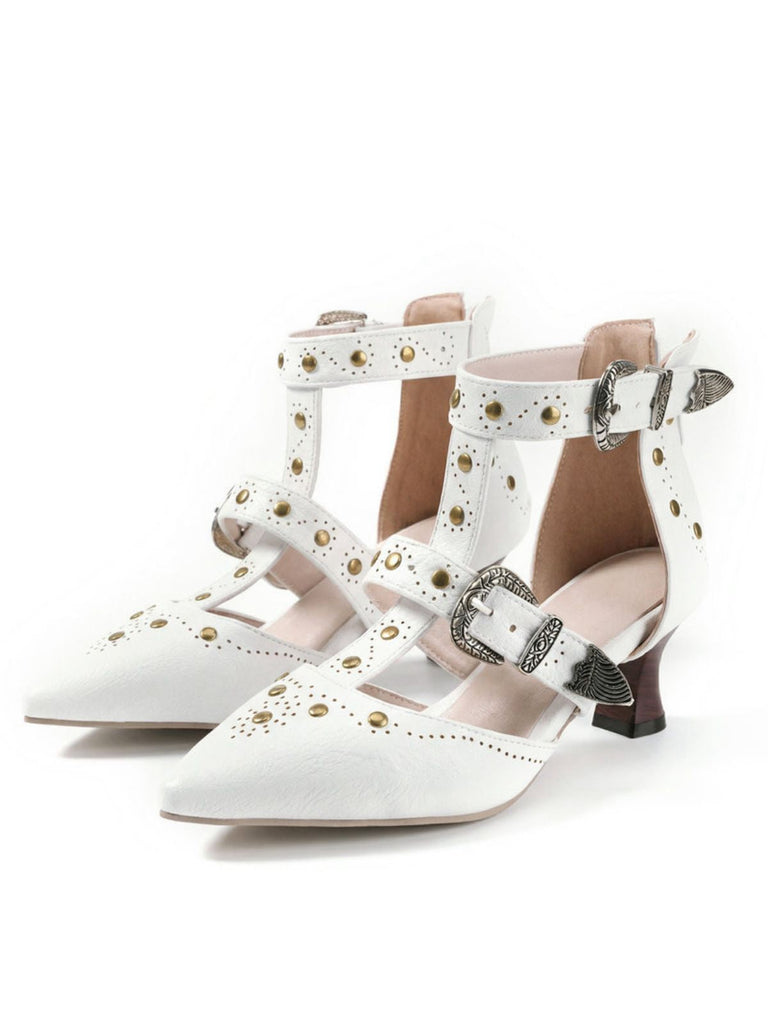 Chaussures blanches à talons hauts ornées de détails et de boucles dorées sur fond blanc