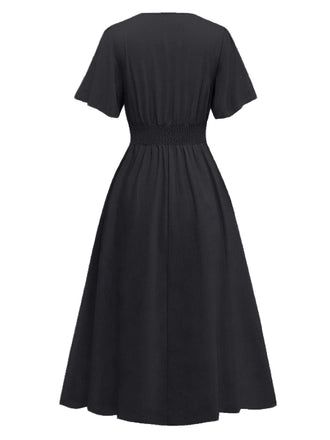 Robe noire manches volants froncée fendue col V années 1940