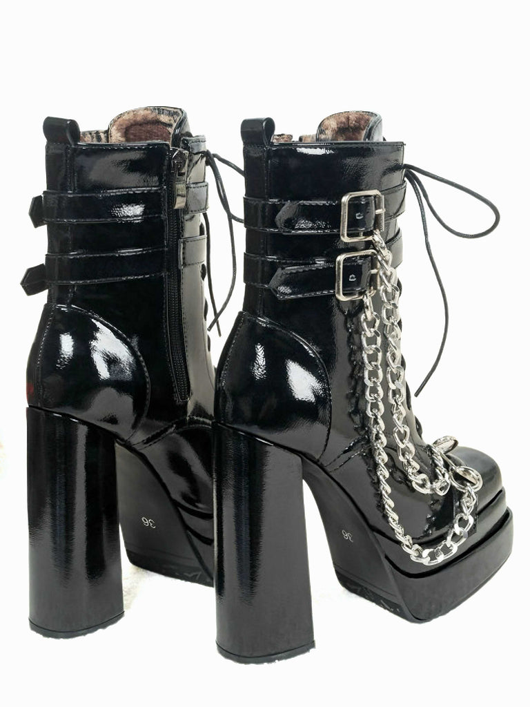 Bottes gothiques talons hauts vernis noir et ornées de chaînes