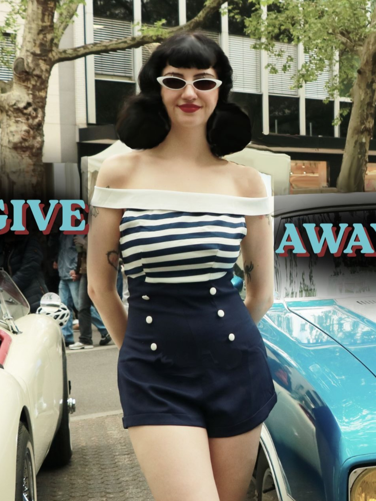 Combishort rayée à épaules dénudées bleu marine 1960s