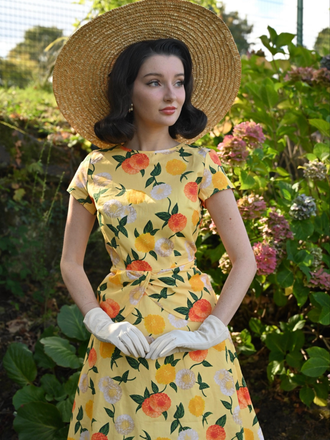 Robe froncée à fleurs d'hortensia jaune des années 1950
