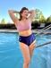 Ensemble de maillot de bain dos nu rayé rouge et bleu années 1940