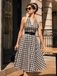 [Prévente] Robe évasée noire carreaux encolure dos nu ceinture et poches années 50