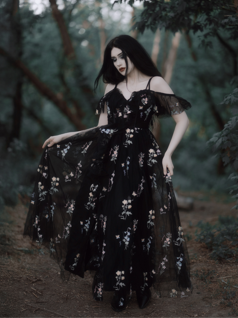Robe noire fendue en tulle brodé de fleurs années 1970