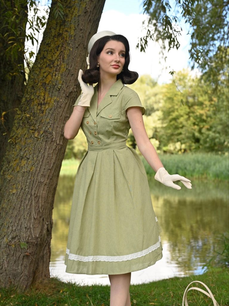 Robe en coton à carreaux vichy et dentelle verte des années 1950