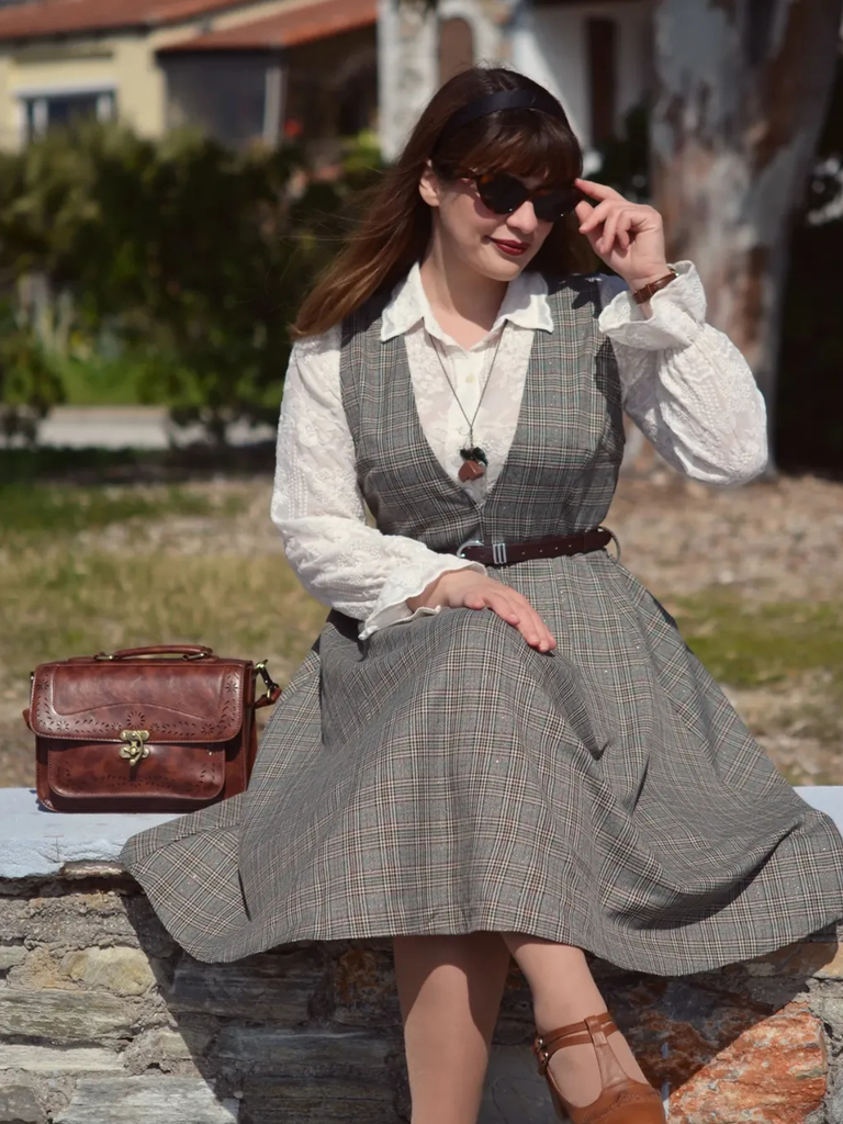 [Prévente] Robe à carreaux glen grise à col en V profond des années 40