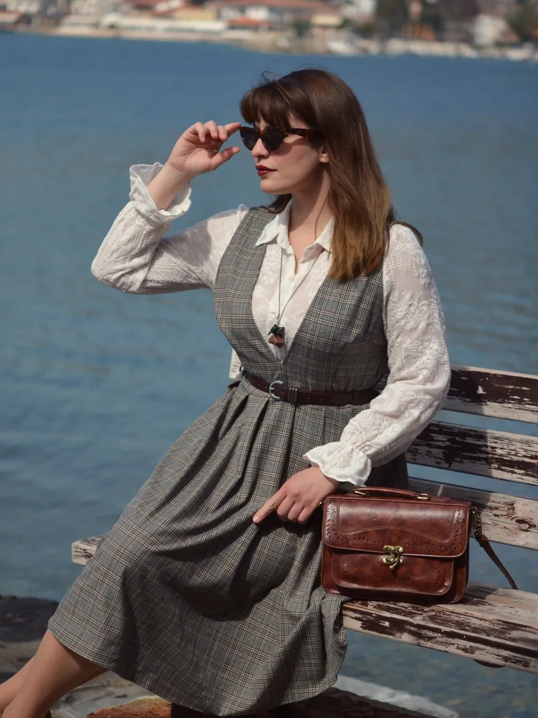 [Prévente] Robe à carreaux glen grise à col en V profond des années 40