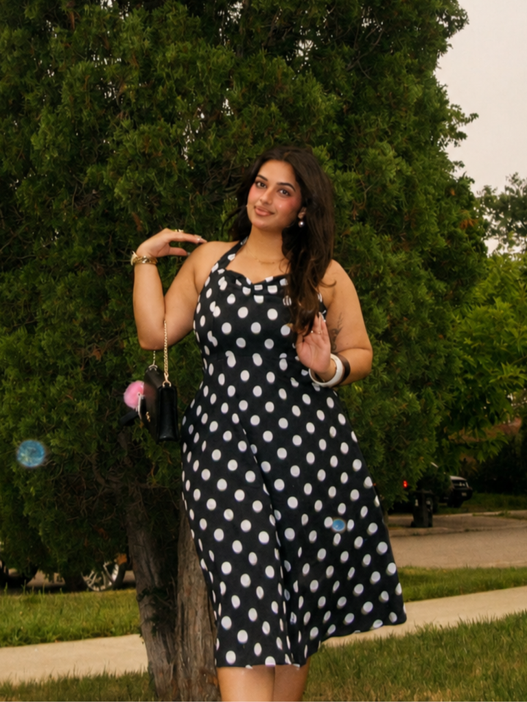 Robe rose ceinturée à pois dos nu années 1950