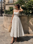 Robe blanche sans manches pois encolure carrée et jupe plissée années 50