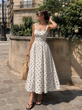 Robe blanche sans manches pois encolure carrée et jupe plissée années 50