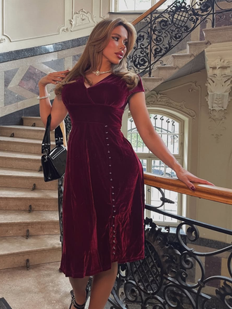 Robe en velours perlé rouge à col en V profond des années 40