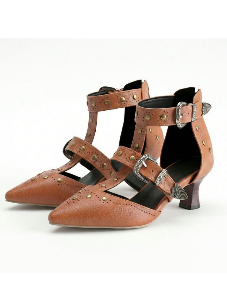 Chaussures à talons hauts marron ornées de clous sur fond blanc