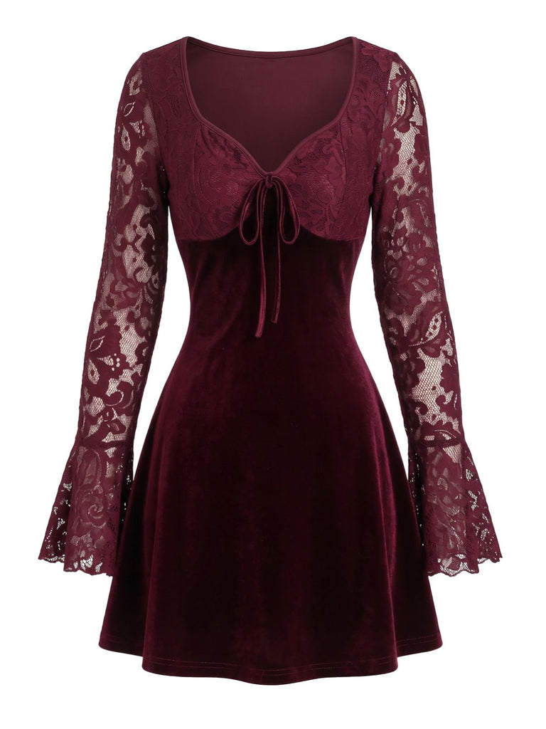 Mini-robe évasée lie-de-vin en velours et dentelle à manches évasées années 1960 - 5
