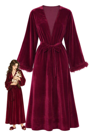 Peignoir rouge en velours à ceinture et bordure en fausse fourrure Années 1950 - 1