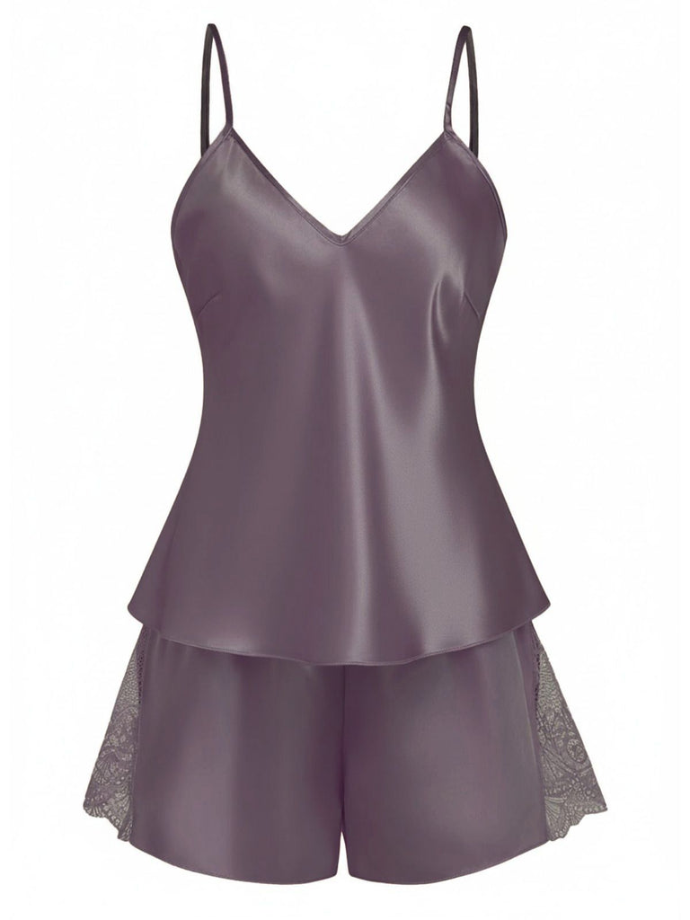 Ensemble débardeur et short en satin violet sur fond blanc