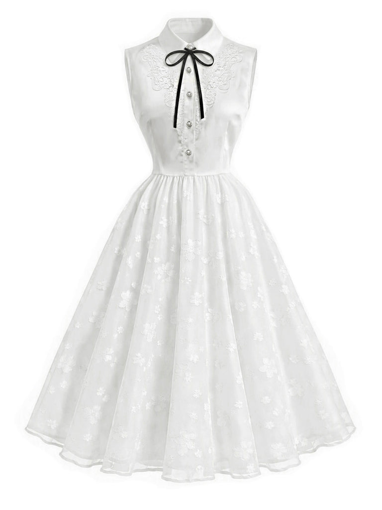 [Prévente] Robe Blanche Sans Manches en Satin à Revers et Fleurs Brodées Années 1950 - 2