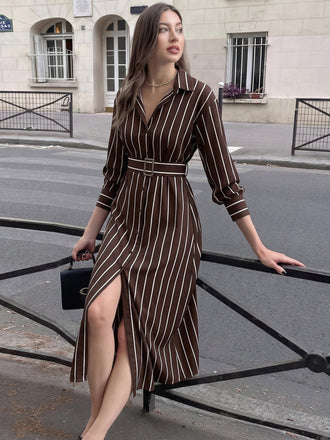 Robe Chemise Marron Foncé Rayée à Boutons et Ceinture Années 1970 - 1
