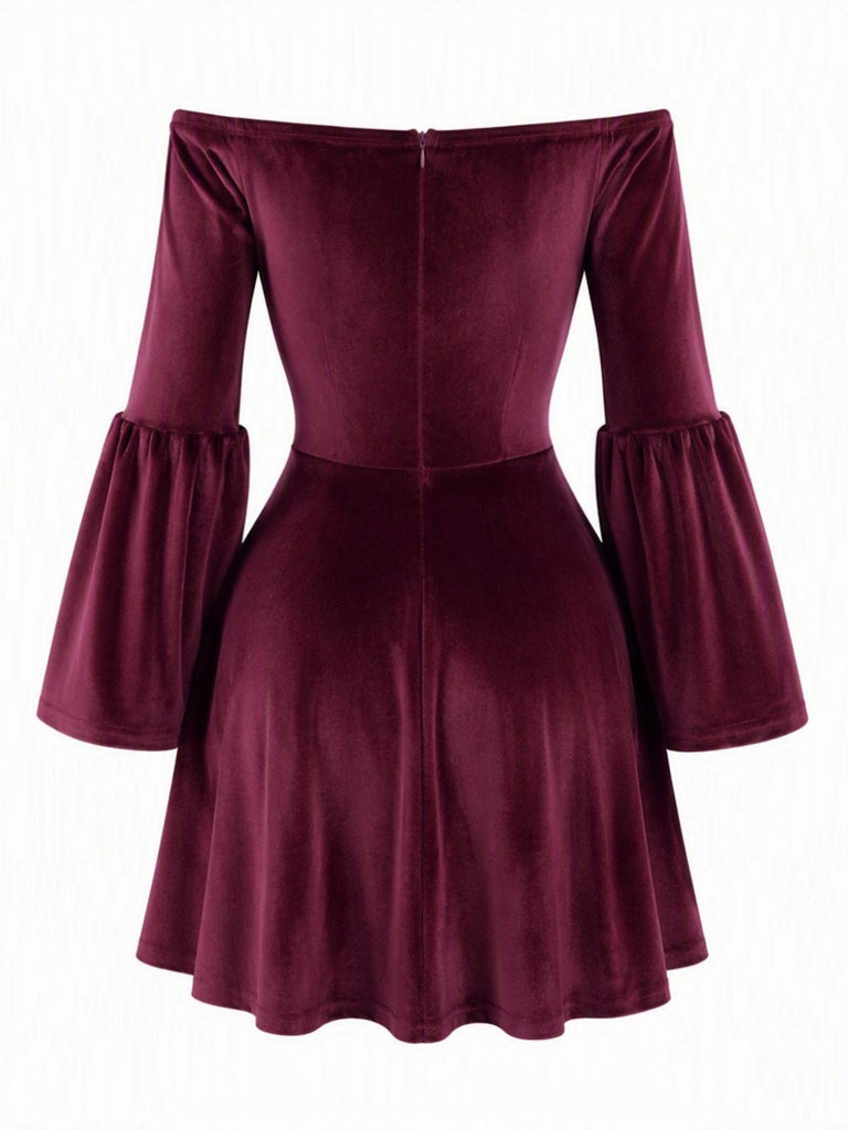Robe courte en velours à épaules dénudées et manches évasées Années 1960 - 4