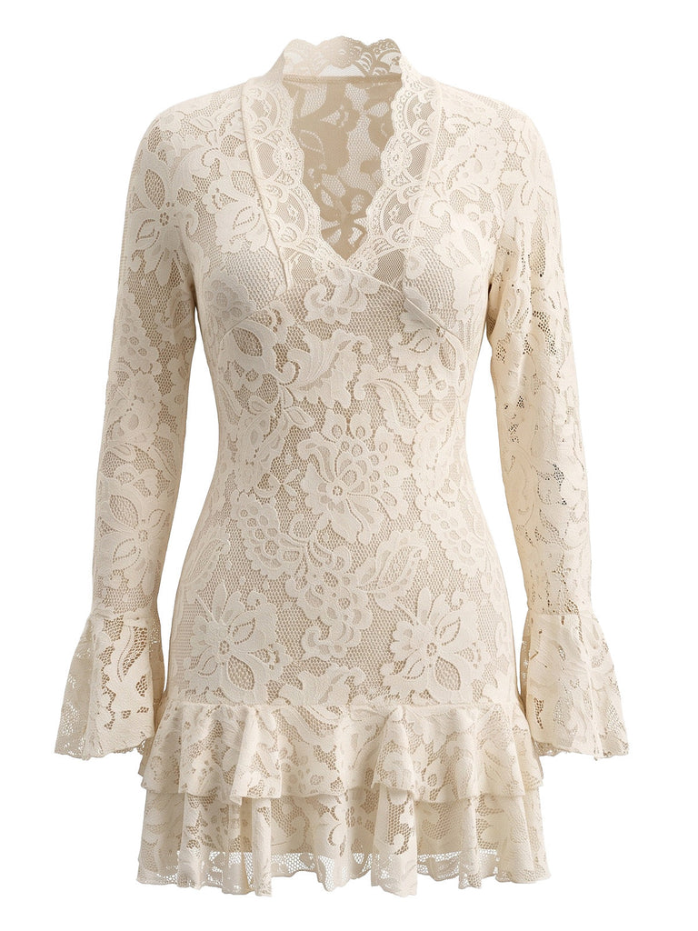 Robe moulante en dentelle à col V, manches longues et ourlet volanté années 1970 - 1