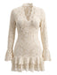 Robe moulante dentelle col V manches longues et ourlet volants années 1970