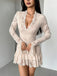 Robe moulante en dentelle à col V, manches longues et ourlet volanté années 1970 - 3
