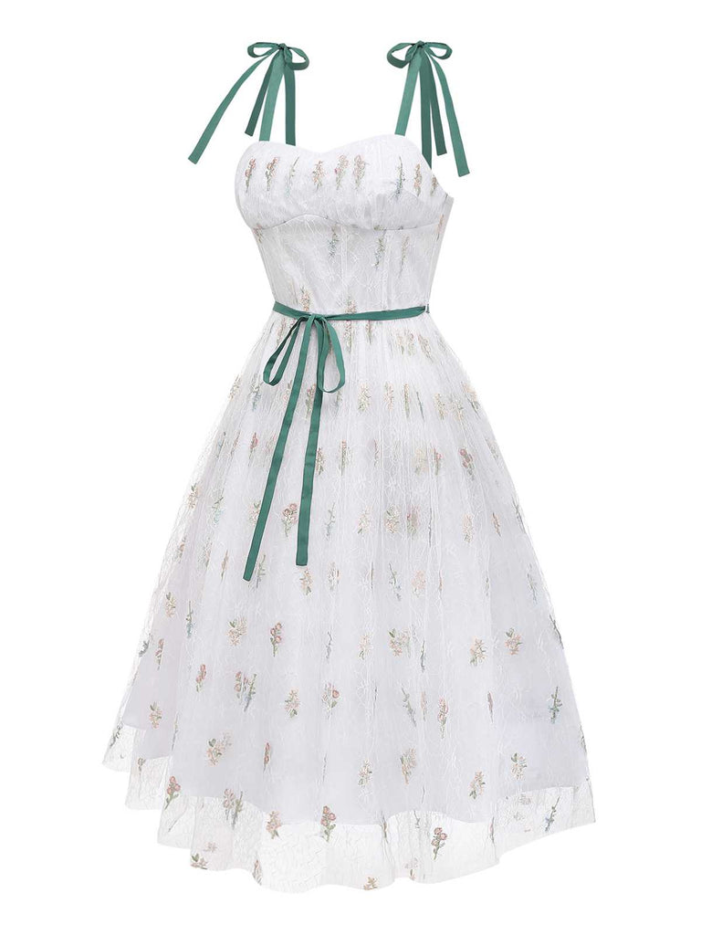 Vue de profil de la robe mettant en valeur les couches légères et aériennes de la jupe en tulle.