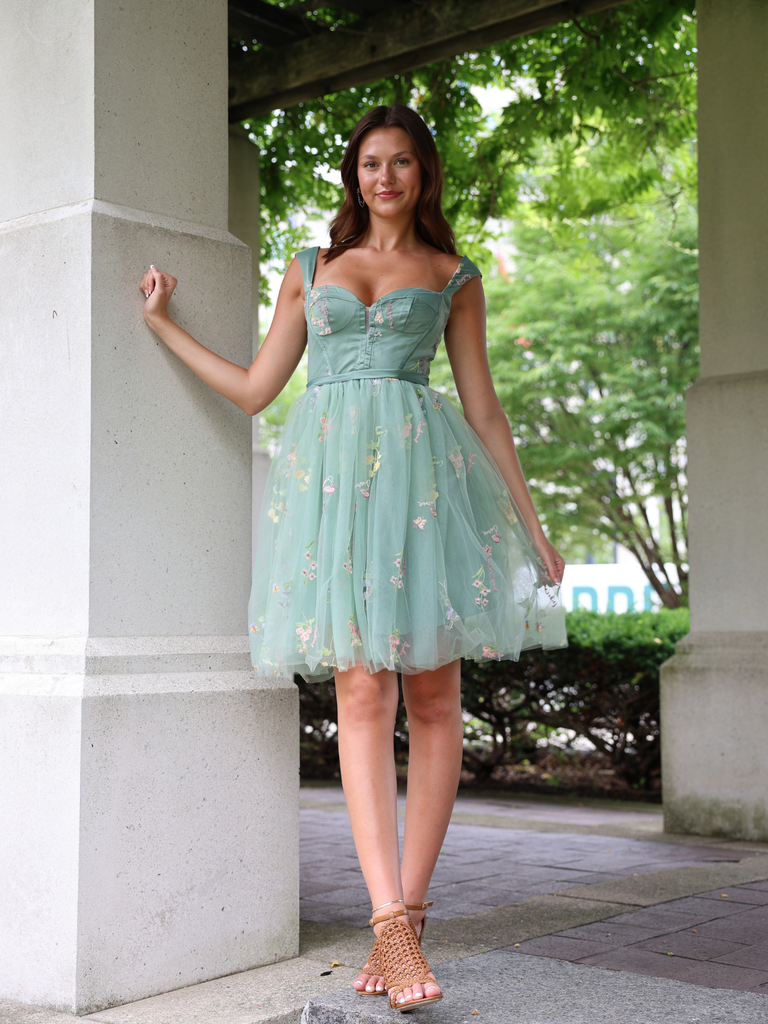 Robe courte verte dentelle florale brodée années 1970