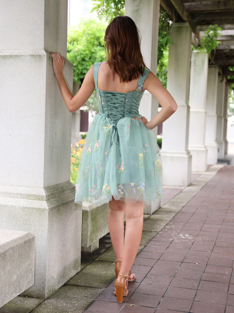 Robe courte verte dentelle florale brodée années 1970