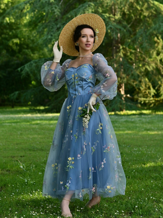 Robe longue à manches longues en maille brodée de fleurs bleues années 1930