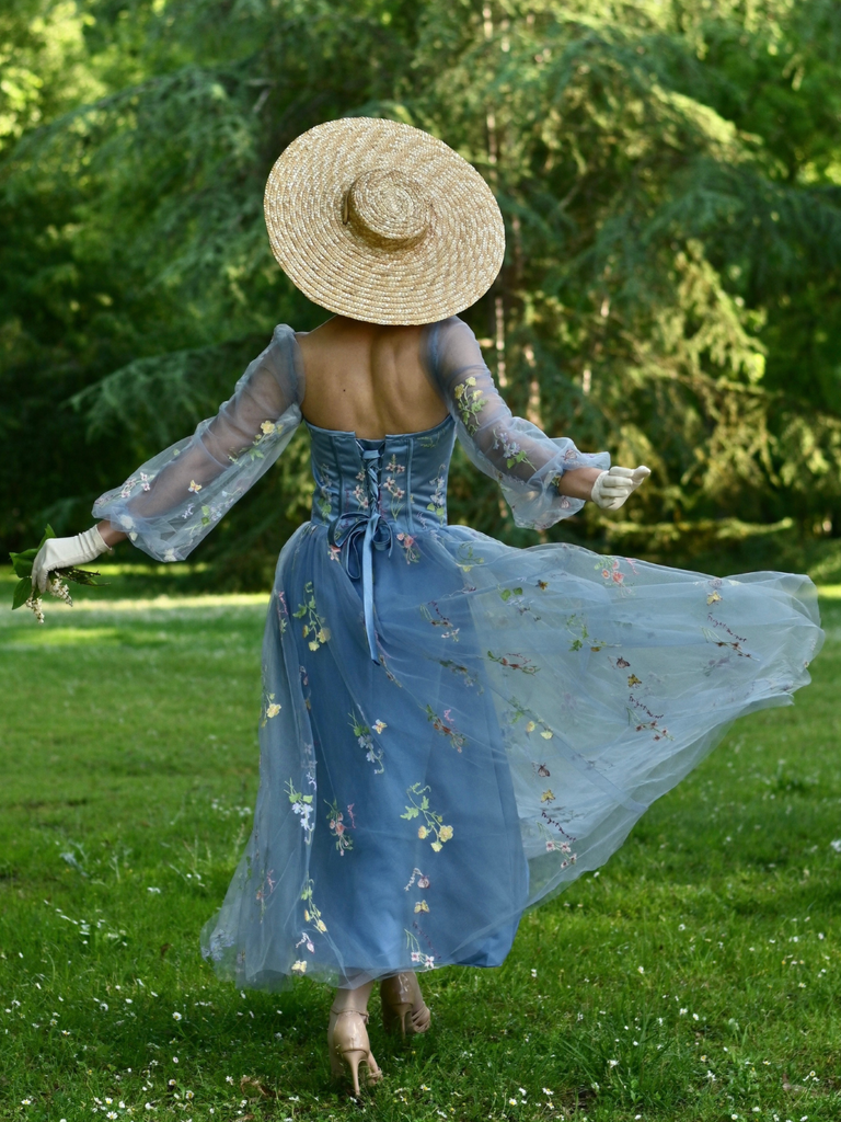 Robe à manches longues en maille brodée de fleurs bleues 1930s