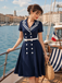 Robe à double boutonnage style marin bleu foncé des années 1950