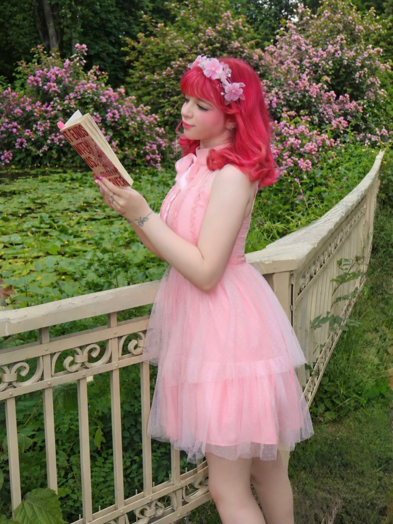 Robe rose en tulle avec bordure en dentelle et nœud années 1960