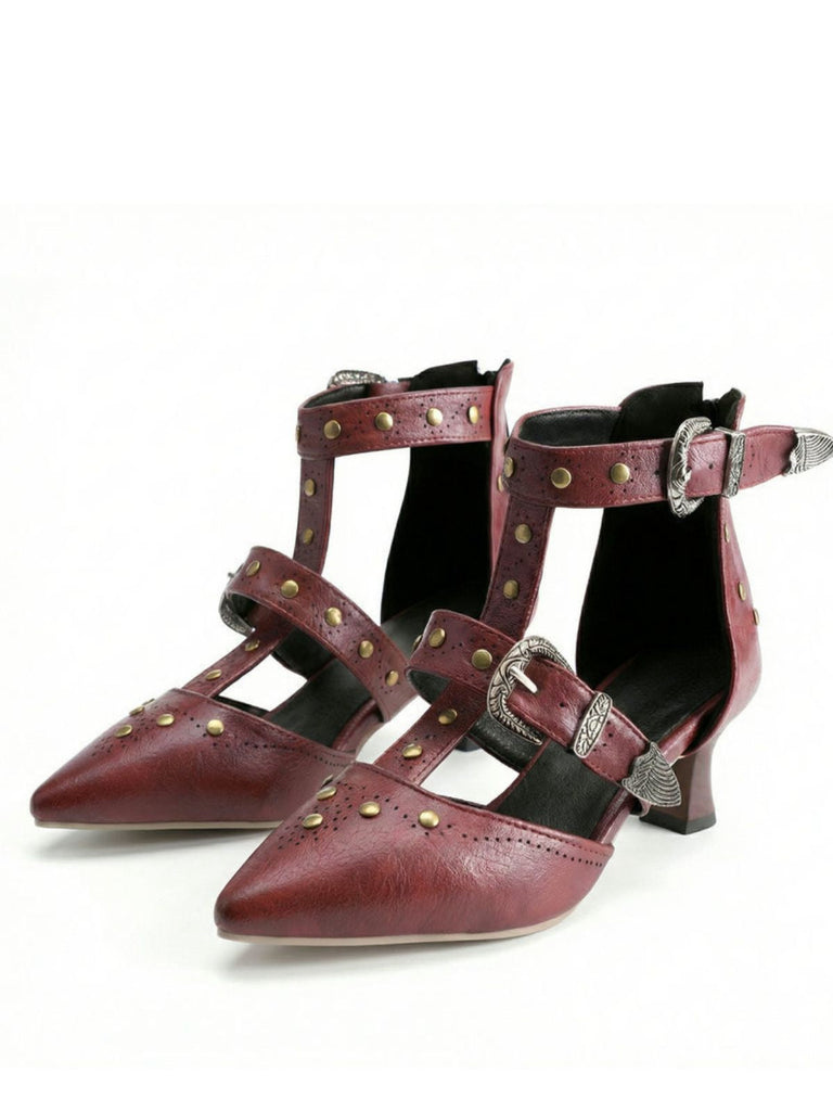 Paire d'escarpins bordeaux à talons hauts ornés de clous sur fond blanc