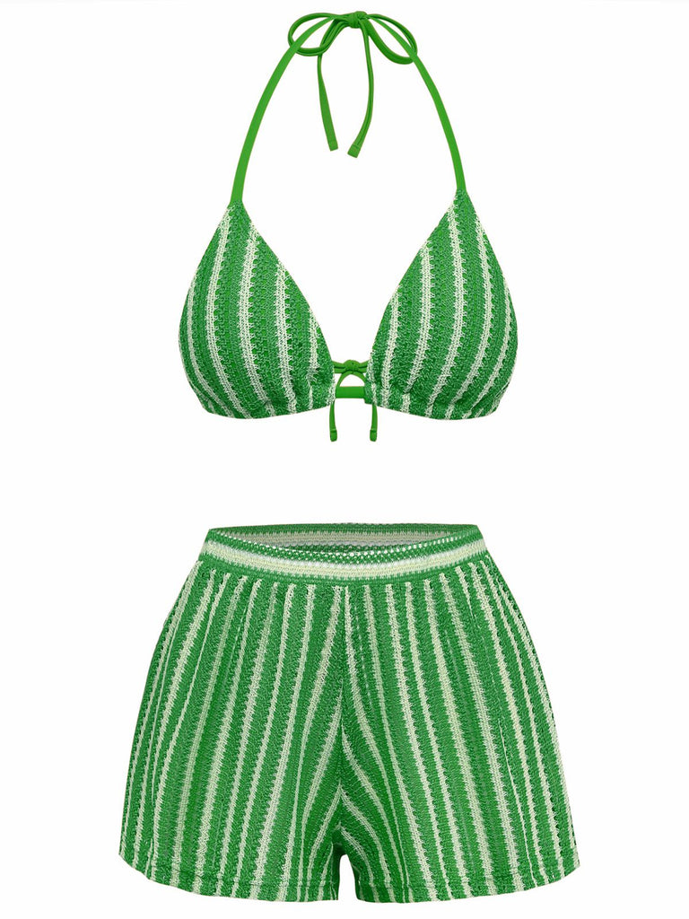 Ensemble bikini à rayures vertes et blanches sur fond blanc