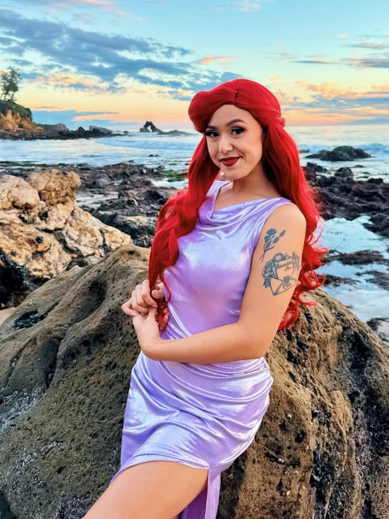 Robe lavande col bénitier avec fente haute luminosité nacrée des années 1960